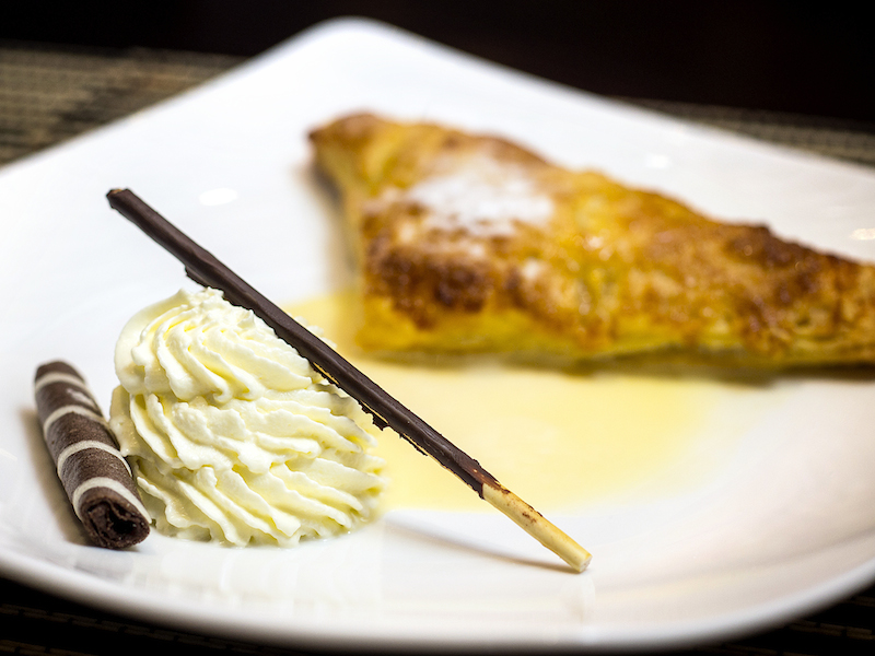 Dutch House_Apple w vanilla sauce & cream