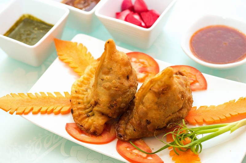 Oi Vietnam-Sep2015_ Bollywood_Veg samosas_DSC5323_NT (OiVietNam-3N)
