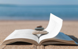 101113-lifestyle-meditation-book-beach-relax-calm-vacation-reading.jpg (OiVietNam-3N)