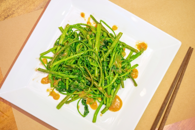 oi-vietnam-sep2016_thefishsauce_morning-glory-stir-fry-with-fermented-bean-curd-sauce_dsc9062_nt