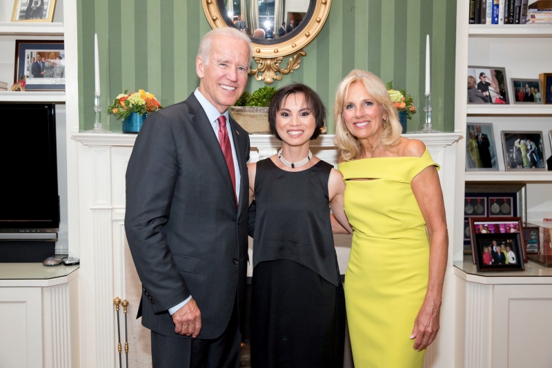 amazin-lethi-and-vice-president-usa-joe-biden-his-wife-at-his-home-at-a-private-reception